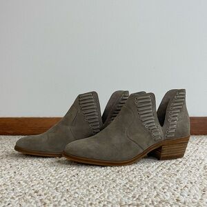 VINCE CAMUTO Pevista Bootie Suede